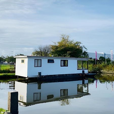 Woonboot In Sumar Gelegen Tussen Leeuwarden En Drachten Suameer Exterior photo