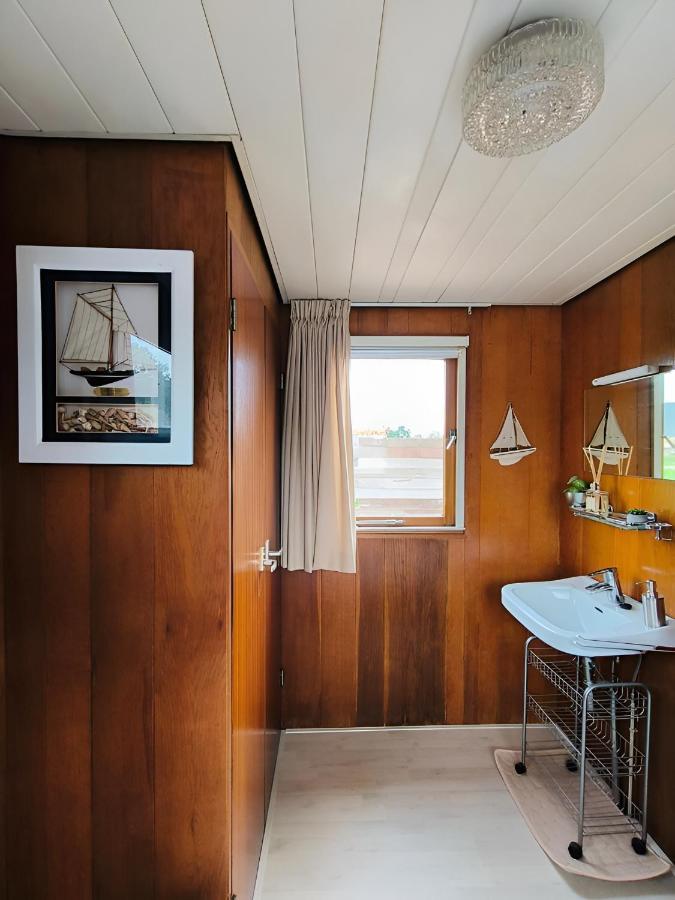 Woonboot In Sumar Gelegen Tussen Leeuwarden En Drachten Suameer Exterior photo