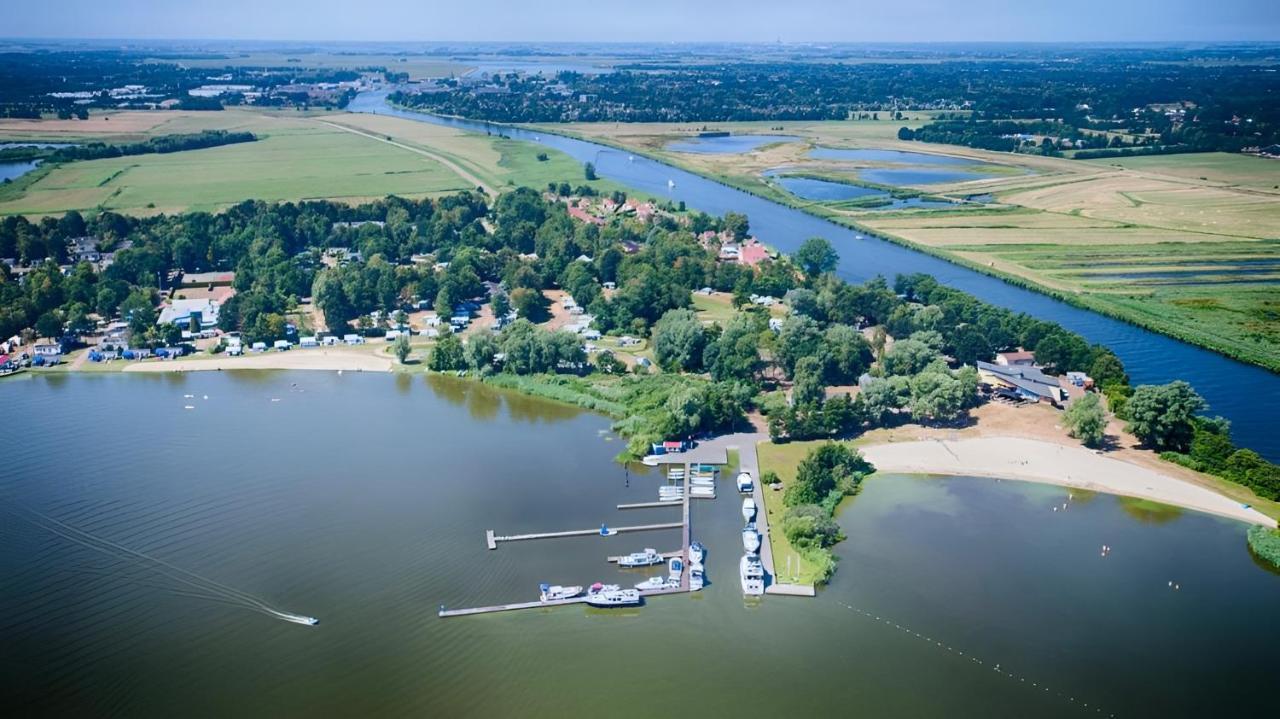 Woonboot In Sumar Gelegen Tussen Leeuwarden En Drachten Suameer Exterior photo